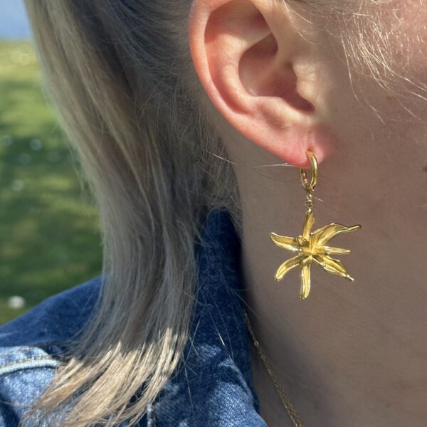 Flower bomb earrings
